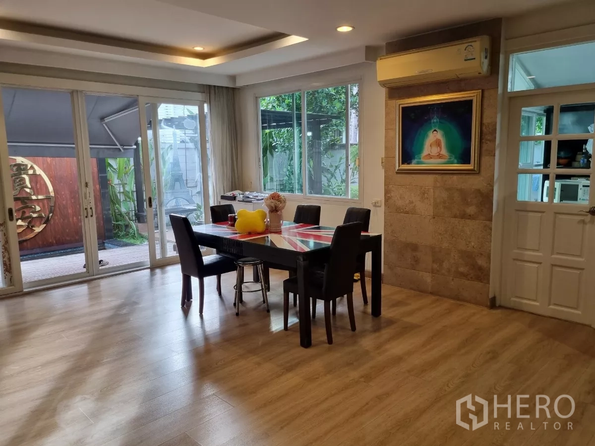 Detached House for rent in Bang Kapi, Bangkok - Spacious dining room beside kitchen with sliding doors to the terrace.