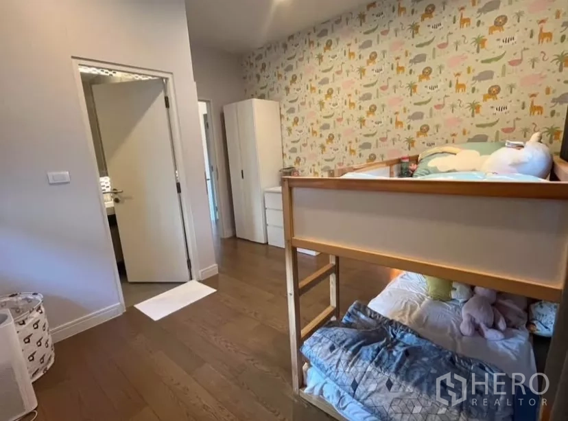 Detached House for rent in Prawet, Bangkok - Children’s bedroom with a loft bed, playful wallpaper and ensuite access.