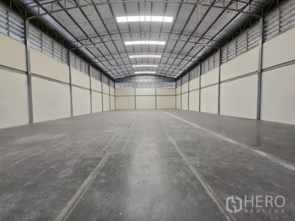 Factory for rent or sale in Mueang Samut Sakhon, Samut Sakhon - Long view across the 900 sqm factory floor with skylights and louvered ventilation panels.