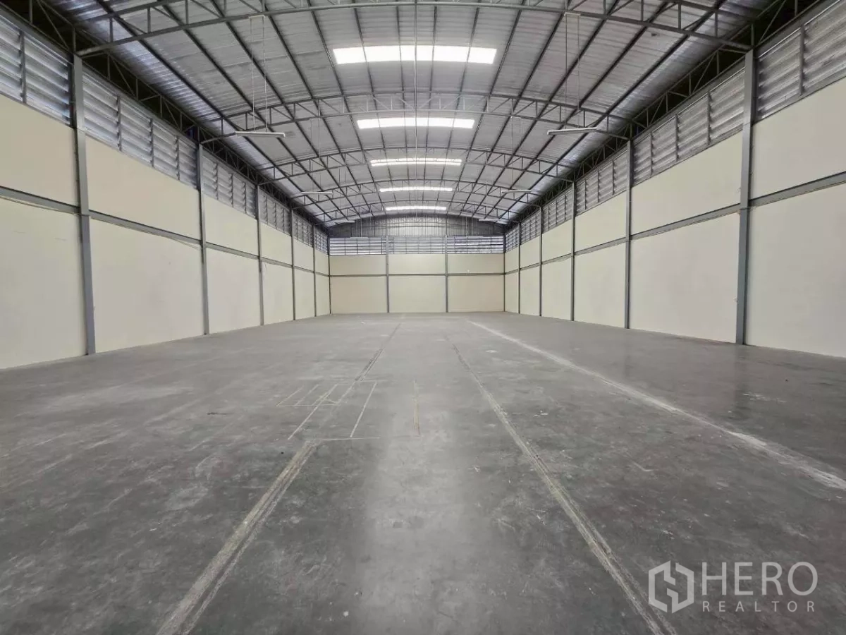 Factory for rent or sale in Mueang Samut Sakhon, Samut Sakhon - Long view across the 900 sqm factory floor with skylights and louvered ventilation panels.