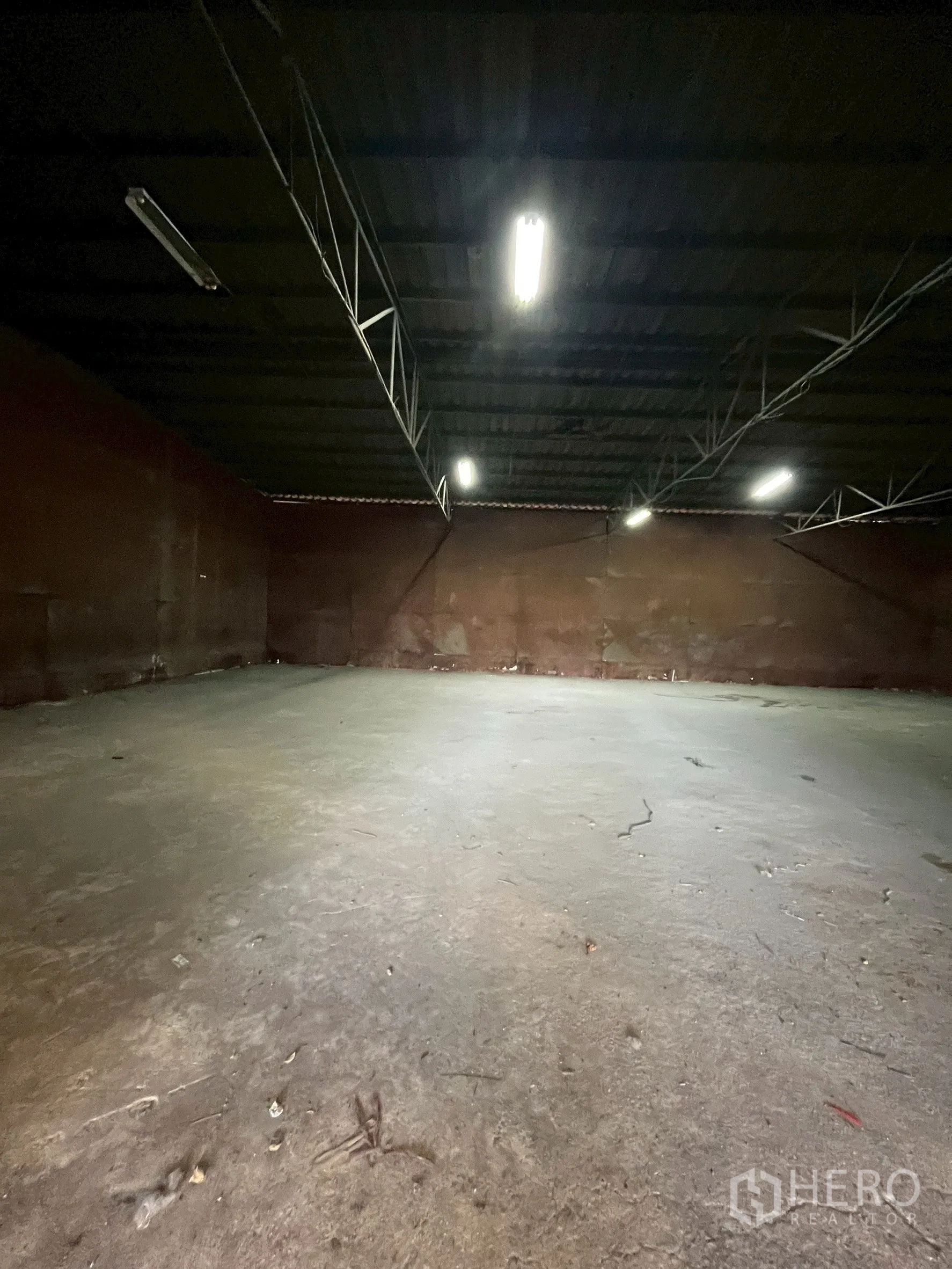 Factory for rent in Phra Pradaeng, Samut Prakan - Another angle of the enclosed storage hall with overhead lights.