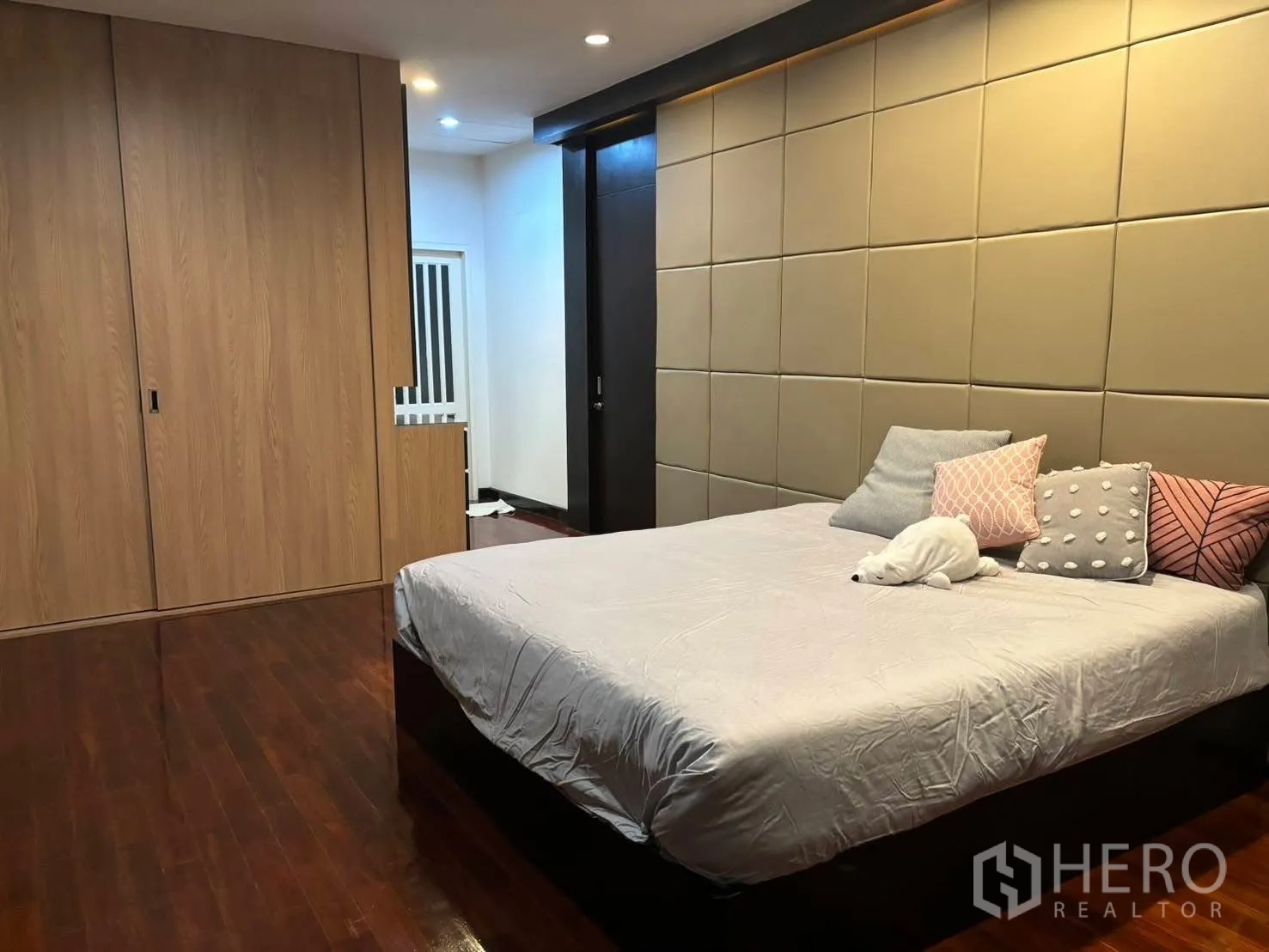 Detached House for rent in Bang Kapi, Bangkok - Master bedroom with built-in wardrobes and wood floors.