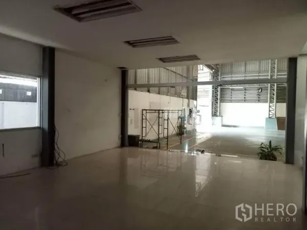 Factory for rent in Bang Phli, Samut Prakan - Open-plan office leading to the production floor through a wide glass wall inside the factory.