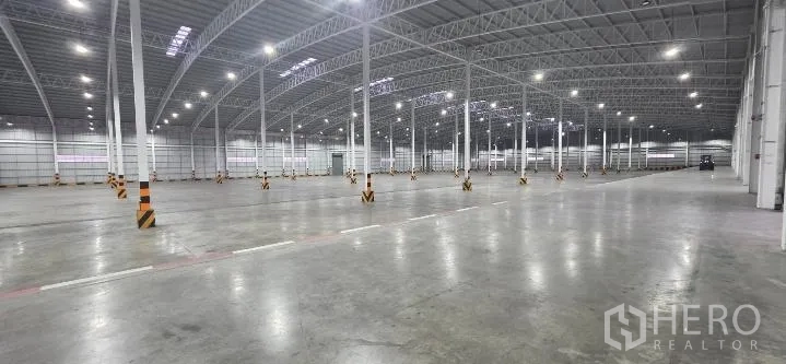 工厂 for rent in Si Racha, Chon Buri - 宽阔明亮的仓库大厅，混凝土地面开阔无障碍。