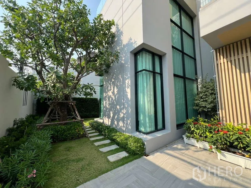 独立式住宅 出售在Suan Luang, Bangkok - 绿意花园与高挑转角落地窗立面