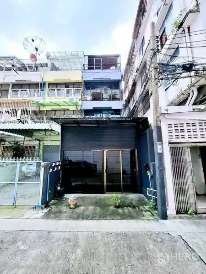 อาคารพาณิชย์ ให้เช่าในBang Rak, Bangkok - ด้านหน้าอาคารพาณิชย์ หน้าร้านกระจกบานใหญ่ในซอยเงียบสงบ