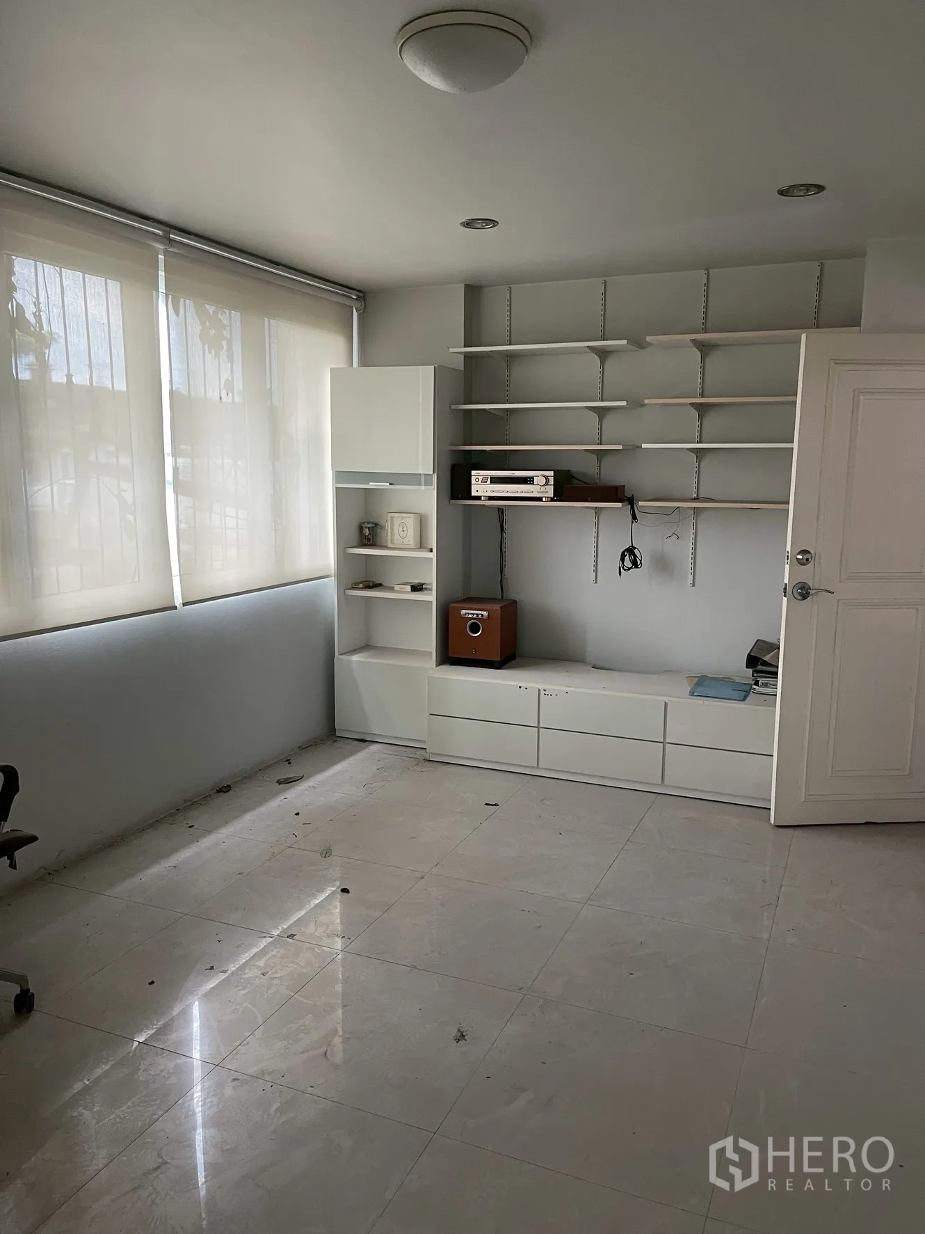 Home Office for rent in Wang Thonglang, Bangkok - Office room with shelves and drawers built in under wide windows.
