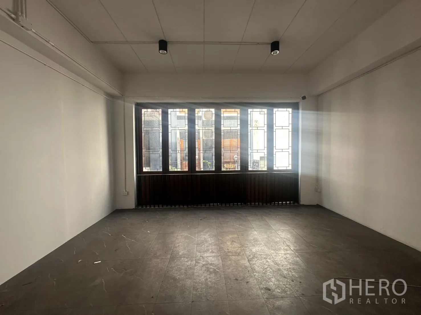 Home Office for rent in Pathum Wan, Bangkok - Empty office studio with wide windows bringing daylight into the room.