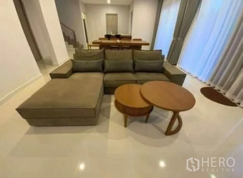 独立式住宅 出租 - 开放式起居区，转角沙发与圆形套几。
