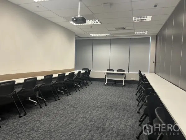 办公空间 出租在Huai Khwang, Bangkok - 培训/研讨室，两侧长桌，投影设备，地毯与窗帘。