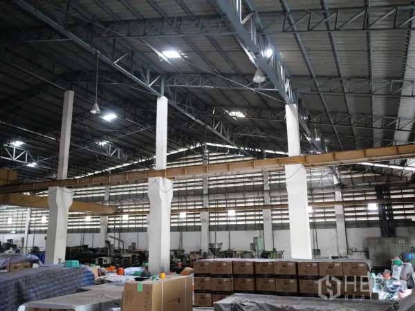Factory for rent or sale in Bang Khun Thian, Bangkok - Steel truss roof with skylights above a spacious open factory floor.