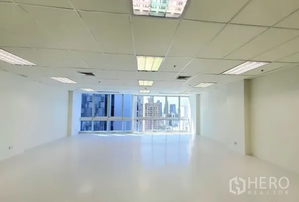 办公空间 出租在Khlong Toei, Bangkok - 110㎡宽敞办公室，网格吊顶配荧光灯，落地窗带来充足采光与城市景观。