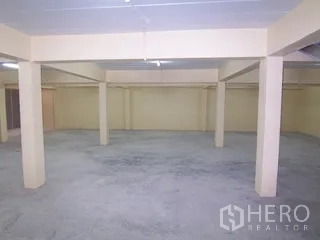 Factory for rent in Thung Khru, Bangkok - Empty warehouse bay with evenly spaced columns and smooth concrete floor.