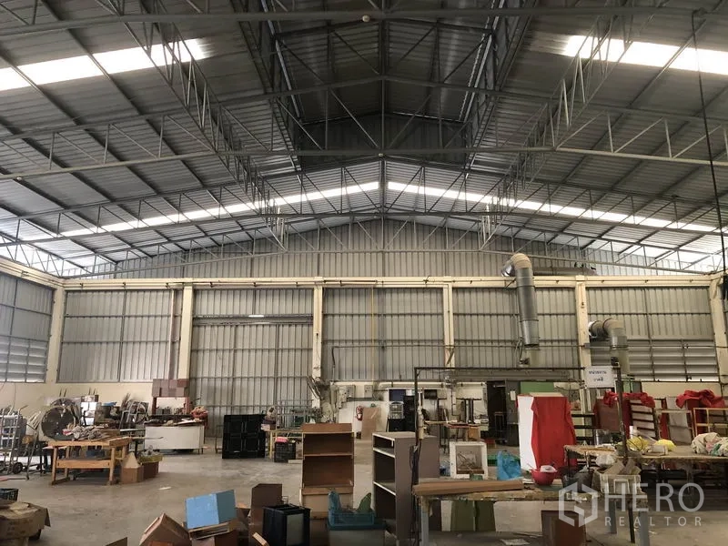 工厂 出售在Khlong Luang, Pathum Thani - 设备作业区，通风金属墙体与高屋顶之下。