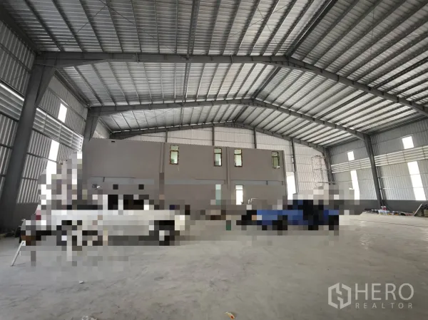 Warehouse for rent or sale in Bang Phli, Samut Prakan - Warehouse hall looking toward the internal two-storey office structure.