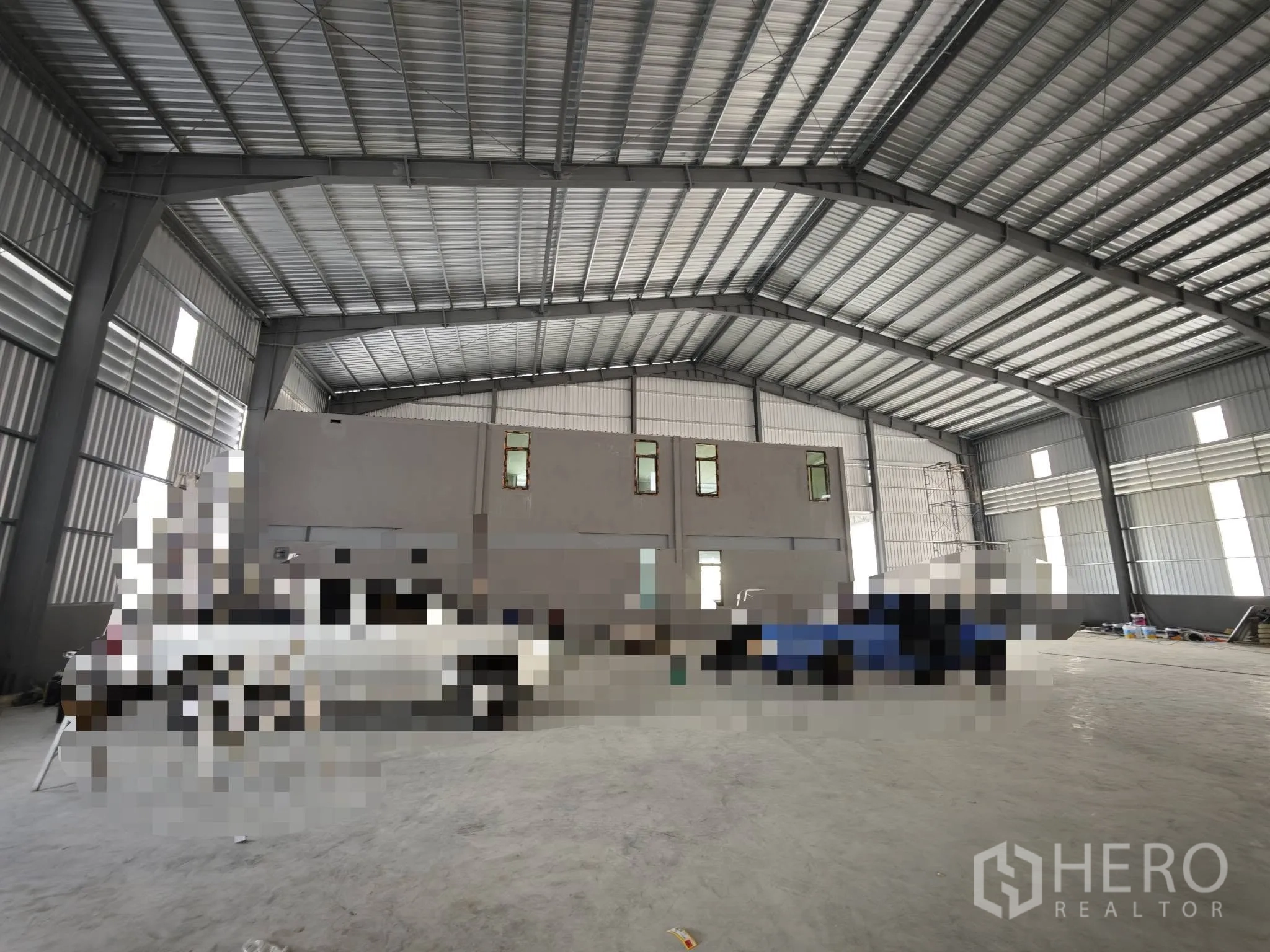 Warehouse for rent or sale in Bang Phli, Samut Prakan - Warehouse hall looking toward the internal two-storey office structure.