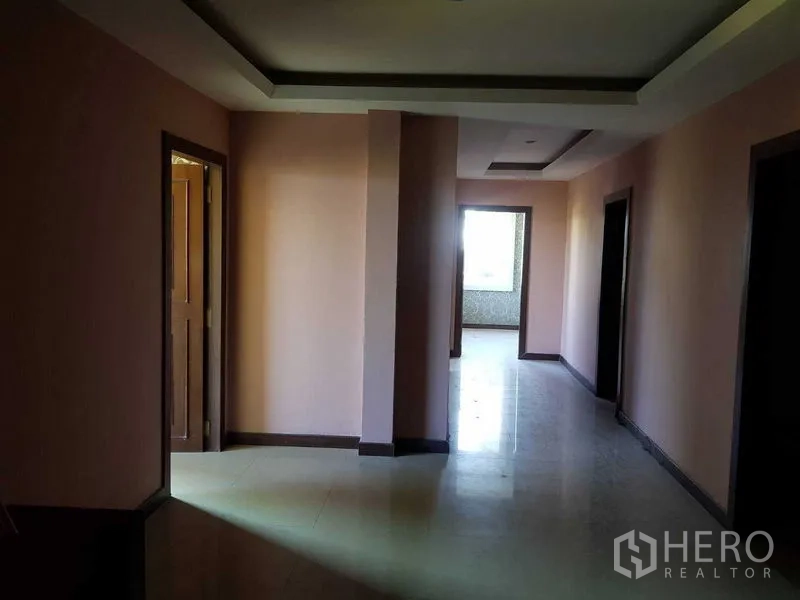 办公空间 出租在Phra Khanong, Bangkok - 走廊连接多间独立办公室，木门与嵌入式天花灯。