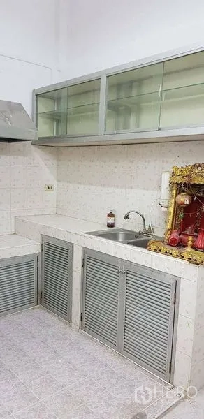 Home Office for rent or sale in Bang Na, Bangkok - Compact kitchen with sink, vent hood and glass wall cabinets.
