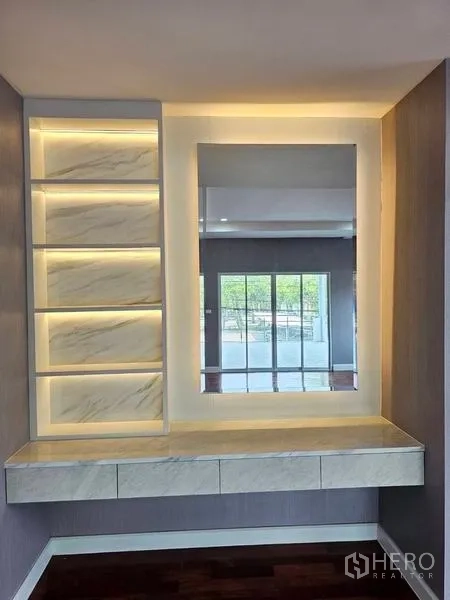 บ้าน ขายในPak Kret, Nonthaburi - มุมตู้บิลท์อินพร้อมชั้นวางไฟ LED และกระจกเงา