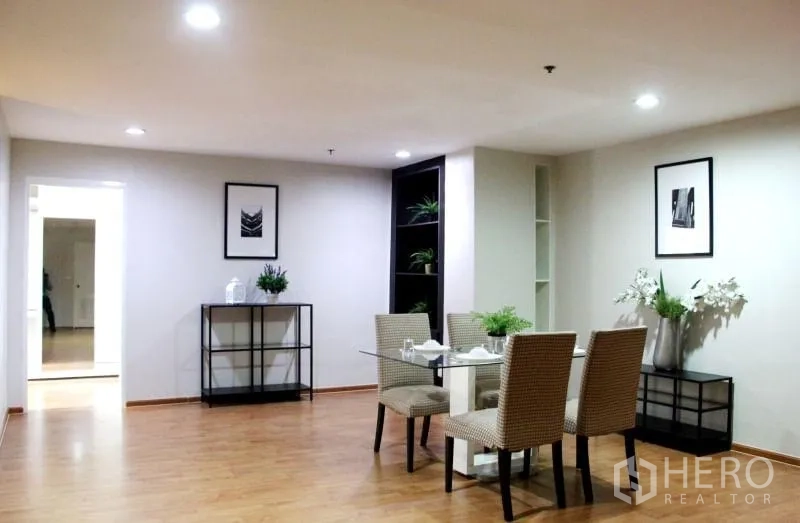 Condominium for rent in Khlong Toei, Bangkok - Open dining space with spotlights, display shelves and wood floors.