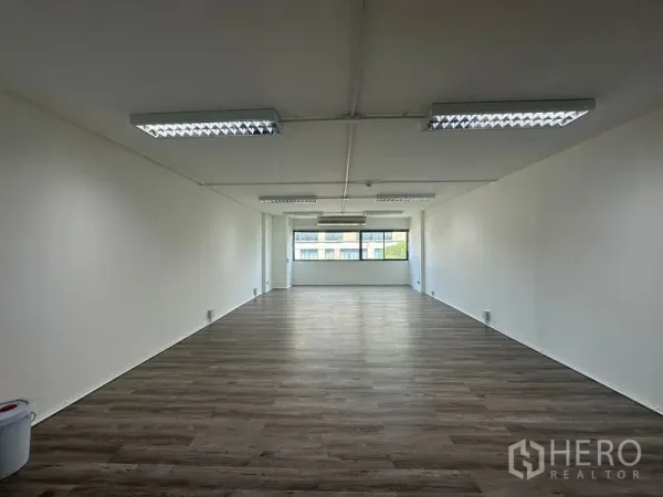 办公空间 出租在Bangkok - 长方形宽敞办公室，木纹地板，末端大窗引入充足自然采光。