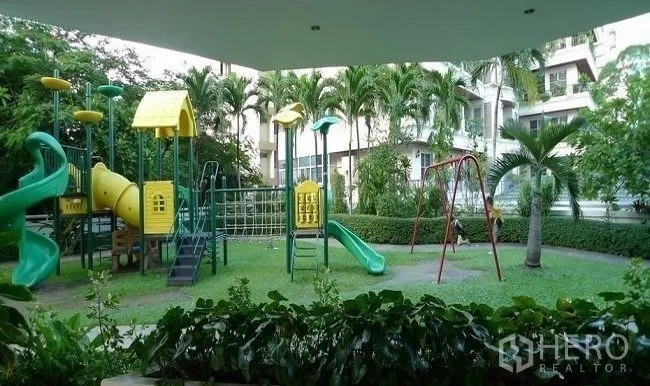 Condominium for rent in Watthana, Bangkok - Green children’s playground with slides, swings and climbing frames in the condo garden.