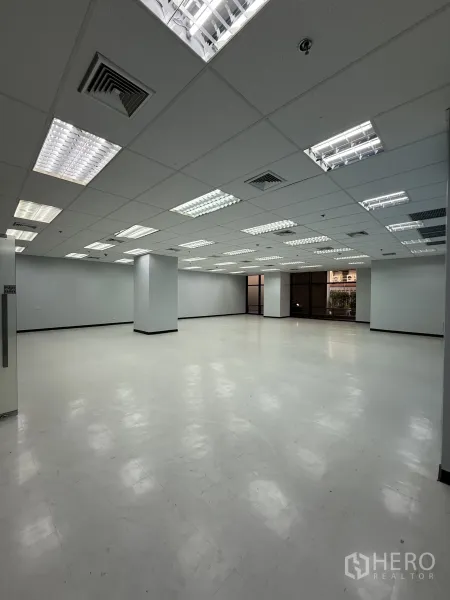 Retail Space for rent in Bang Rak, Bangkok - Corner view of bright open space showing multiple columns, air-conditioning vents and large windows.