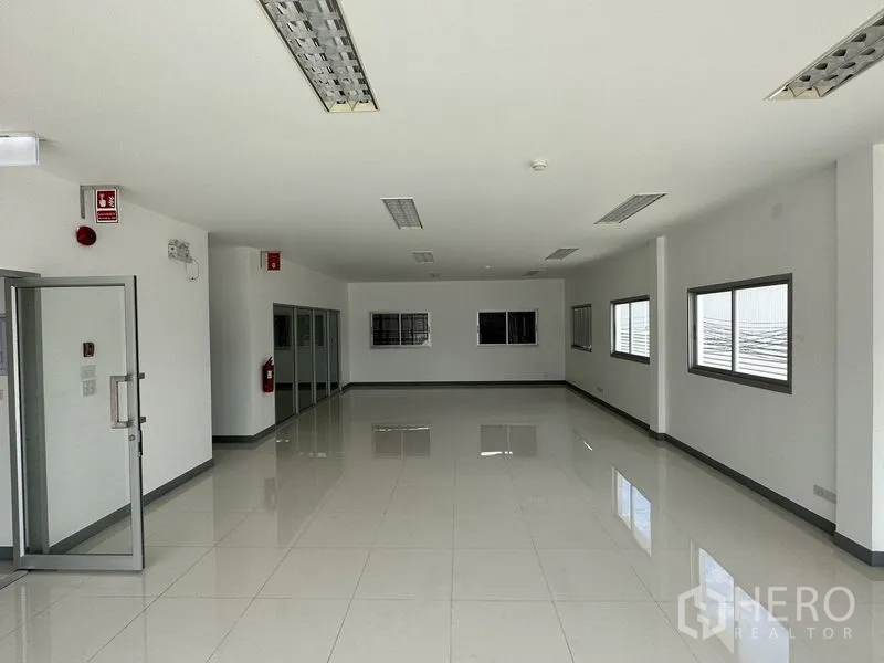 Factory for rent in Mueang Samut Prakan, Samut Prakan - Clean, open office room ready for fit-out with multiple windows and polished tiles.