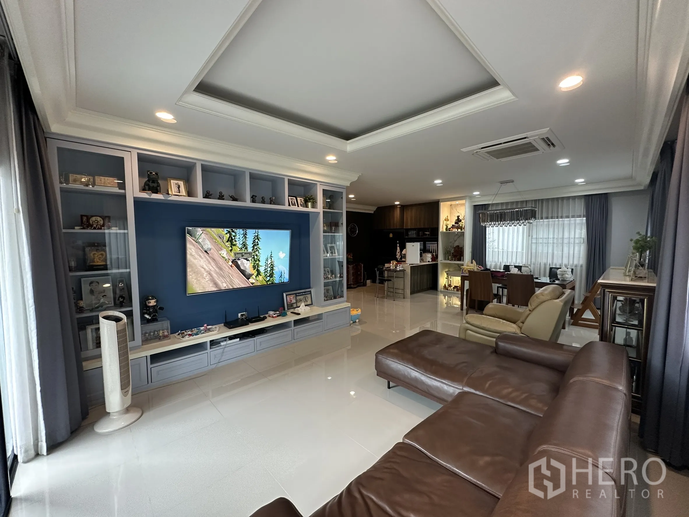 Detached House for rent in Lam Luk Ka, Pathum Thani - Family lounge featuring TV built-in, leather sofa and cove ceiling.