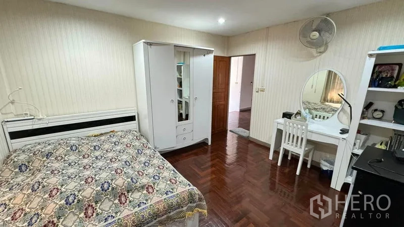 Detached House for sale in Mueang Pathum Thani, Pathum Thani - Cozy bedroom with wood floors, wardrobe, dressing table and study desk.