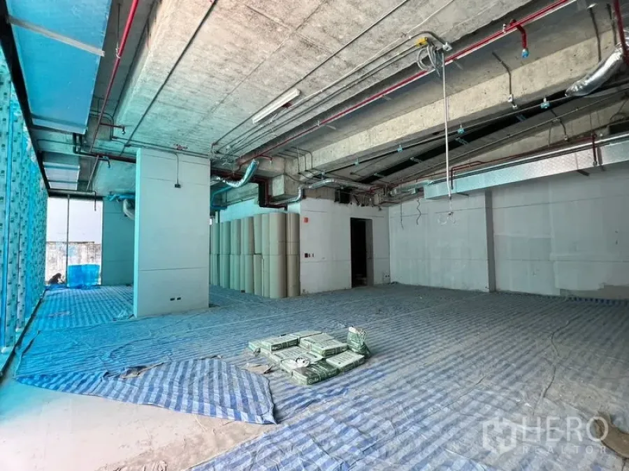 Retail Space for rent in Khlong Toei, Bangkok - Open-plan retail shell in Khlong Toei with exposed ductwork and floor-to-ceiling glazing.