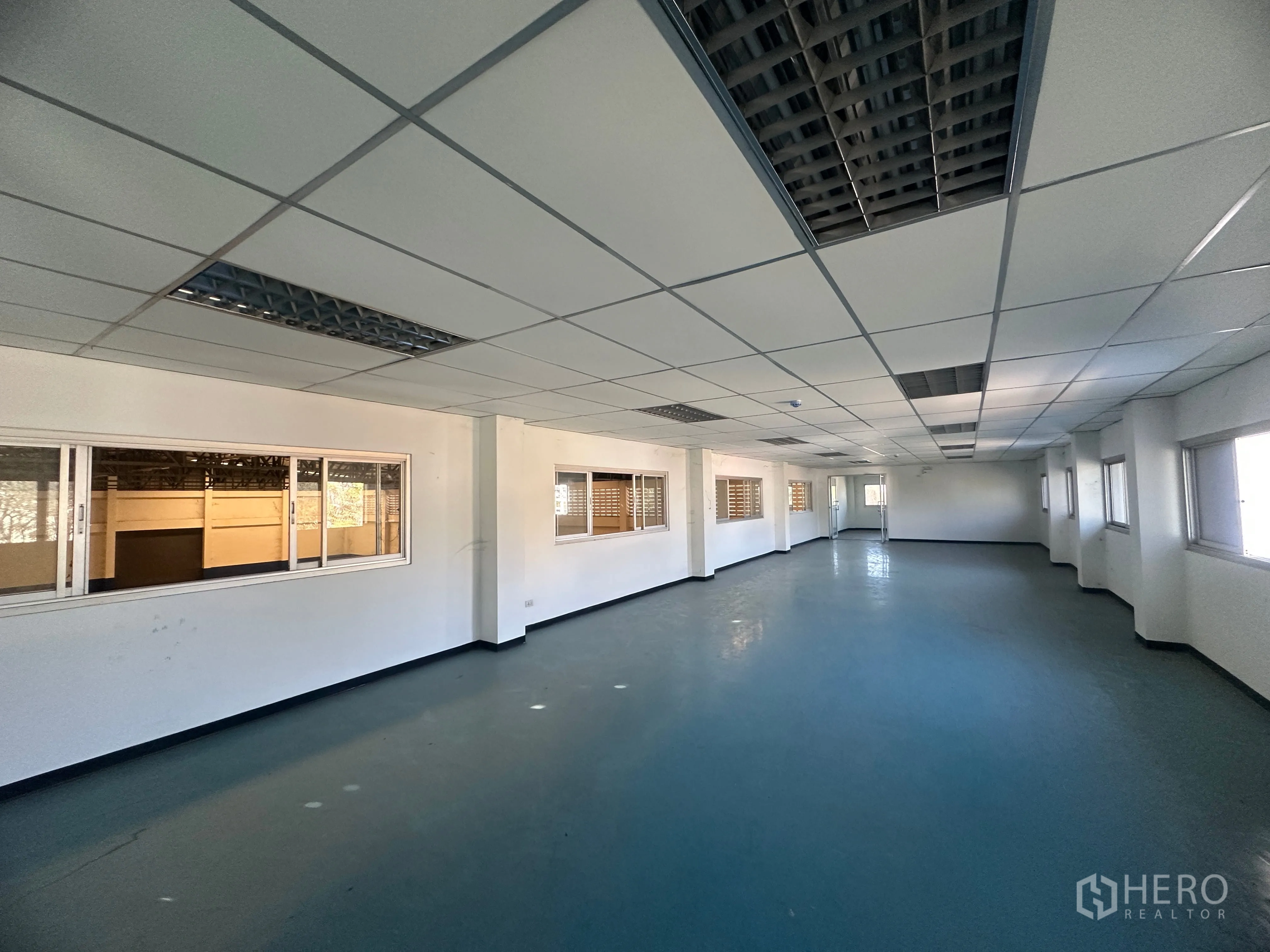 Factory for rent in Bang Pa-in, Phra Nakhon Si Ayutthaya - Upper-level office room with windows overlooking the production floor and suspended ceiling.