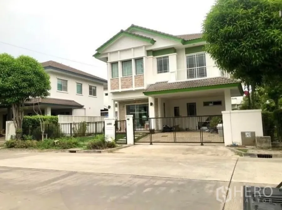 Detached House for rent in Prawet, Bangkok - Two-storey detached house with gated driveway and covered carport in Prawet, Bangkok.