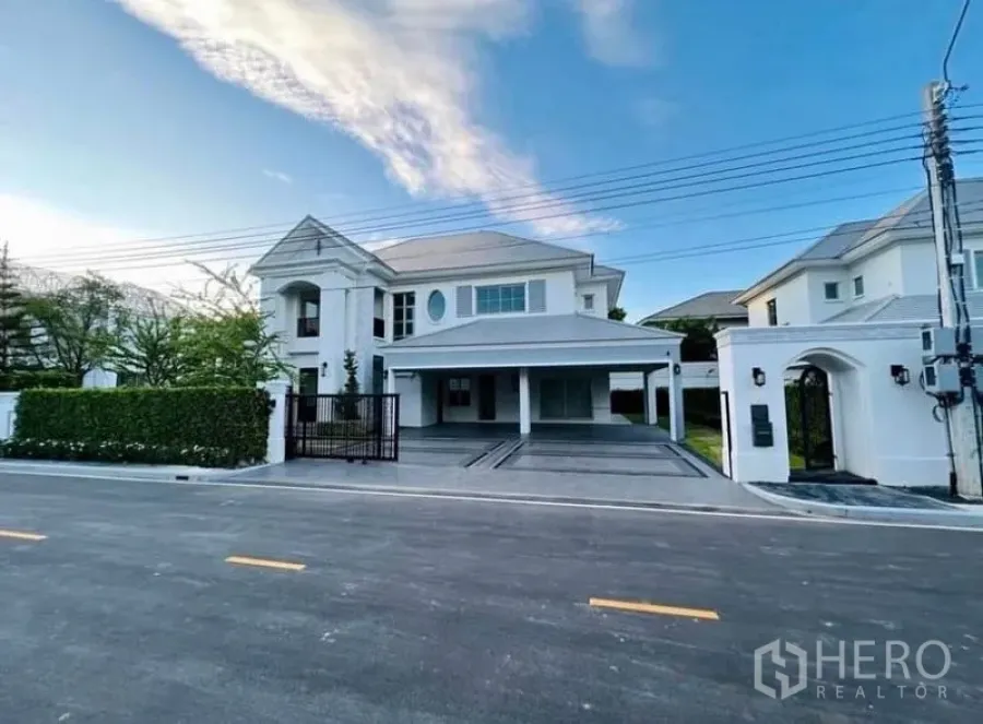 Detached House for rent or sale in Watthana, Bangkok - Two-storey modern detached house with gated driveway and covered carport on a quiet street in Watthana, Bangkok.