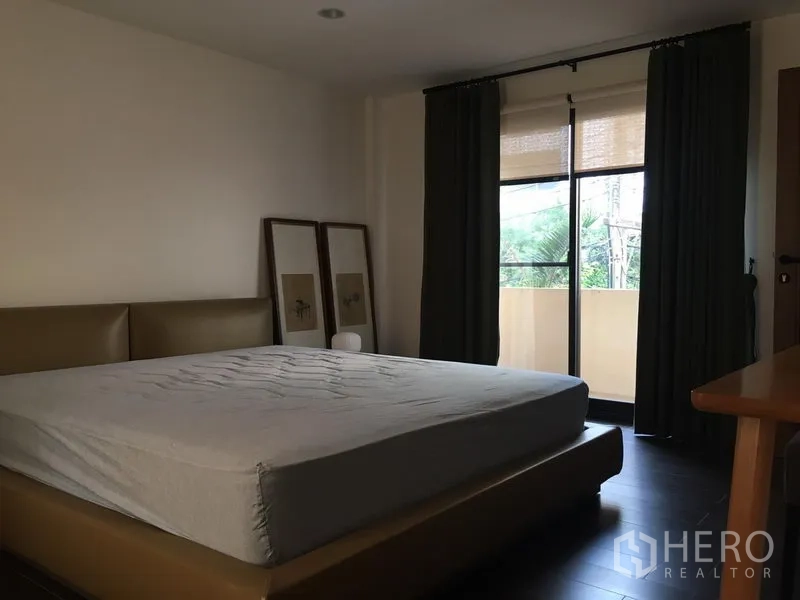 联排别墅 出租在Khlong Toei, Bangkok - 主卧配大床，连通阳台并有遮光窗帘。
