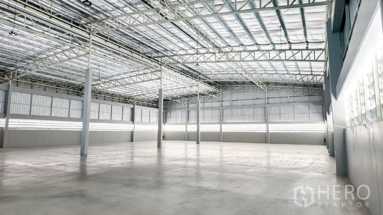 仓库 for rent in Mueang Chon Buri, Chon Buri - 仓库大厅，高金属桁架屋顶、保温层与混凝土地面。