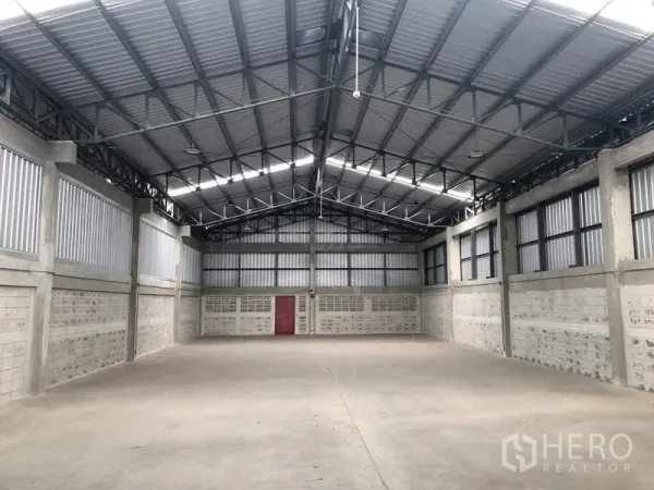 工厂 出租在Khlong Luang, Pathum Thani - 厂房内部，高挑钢架屋顶与混凝土地面