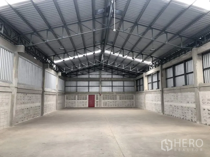 工厂 出租在Khlong Luang, Pathum Thani - 厂房内部，高挑钢架屋顶与混凝土地面