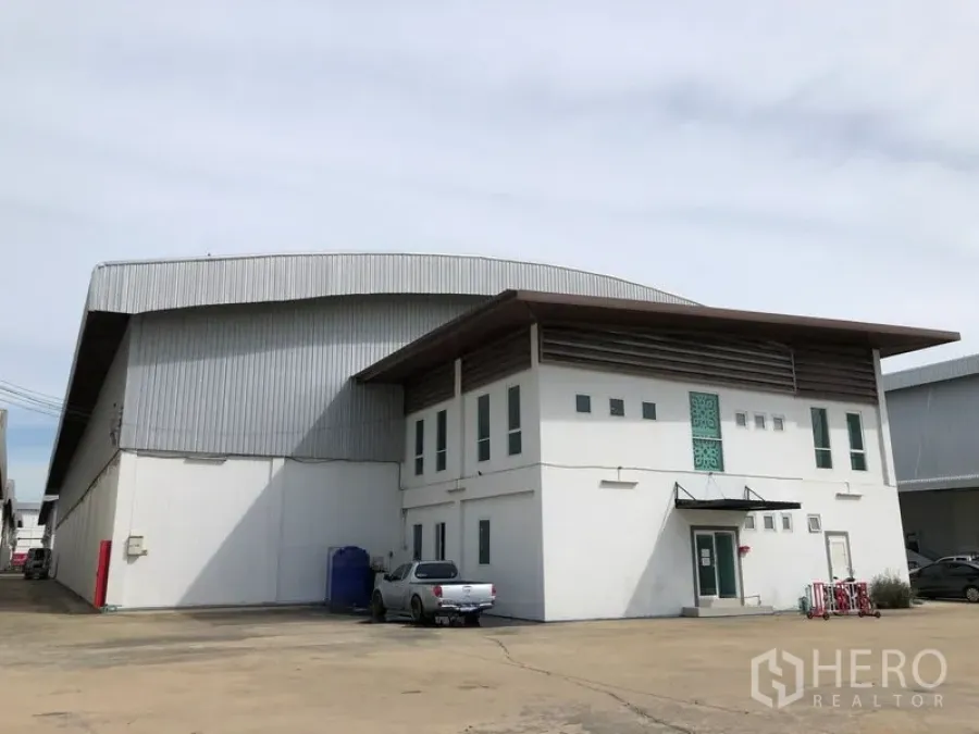 Warehouse for rent in Phra Nakhon Si Ayutthaya - Modern warehouse with attached two-storey office and a wide driveway in Wang Noi.