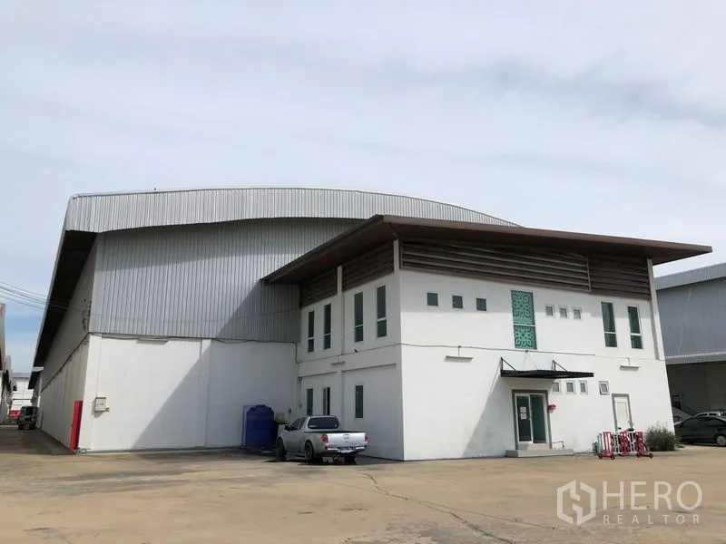 Warehouse for rent in Phra Nakhon Si Ayutthaya - Modern warehouse with attached two-storey office and a wide driveway in Wang Noi.