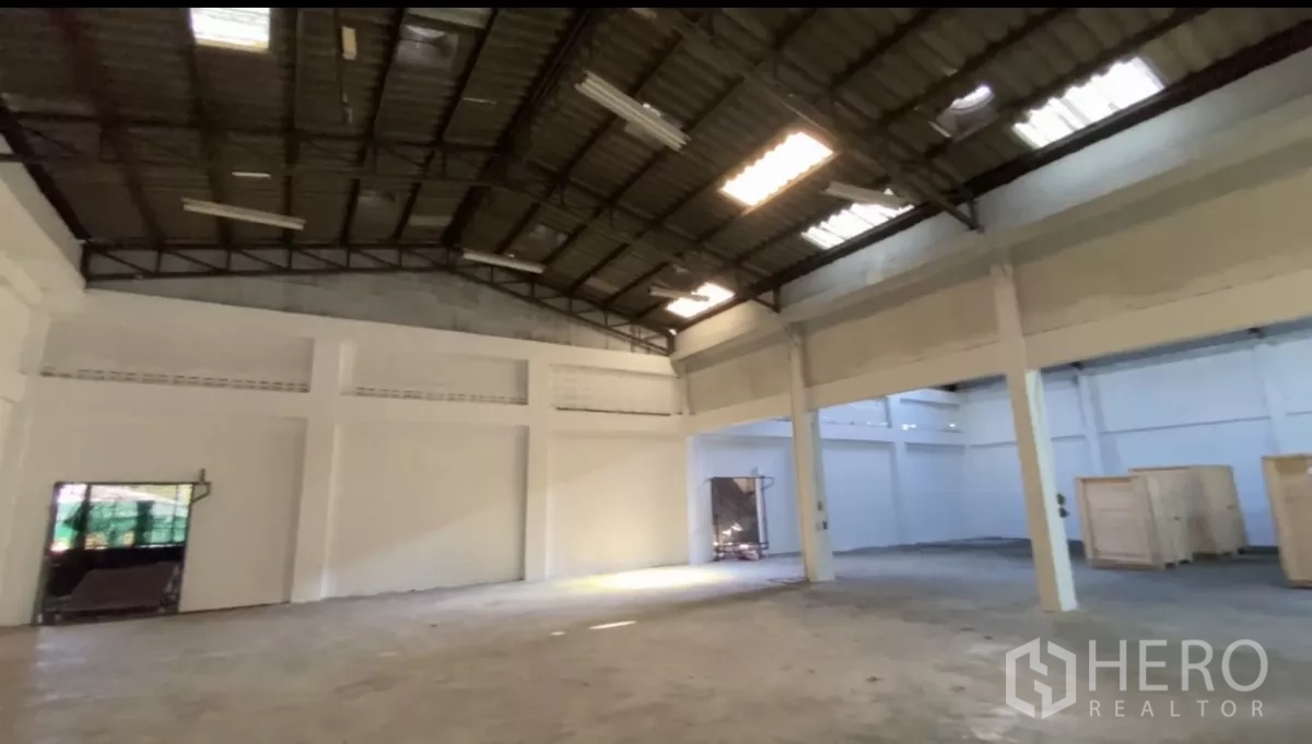 Factory for rent in Bang Phli, Samut Prakan - Open-span warehouse bay with white walls, high-clear roof and skylights.