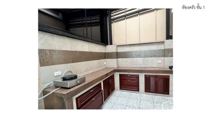 Home Office for rent - Built-in kitchen with tiled walls, long countertops and wooden base cabinets.
