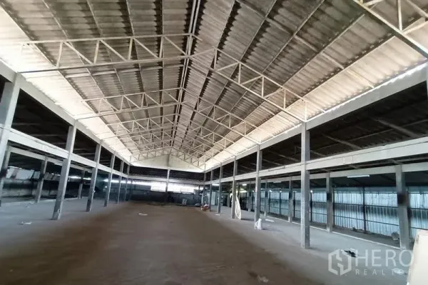 คลังสินค้า ให้เช่าในSaphan Sung, Bangkok - ภายในโกดังโล่งกว้าง เพดานทรงจั่วสูง โครงหลังคาเหล็ก และพื้นที่ใช้งานเปิดโล่ง