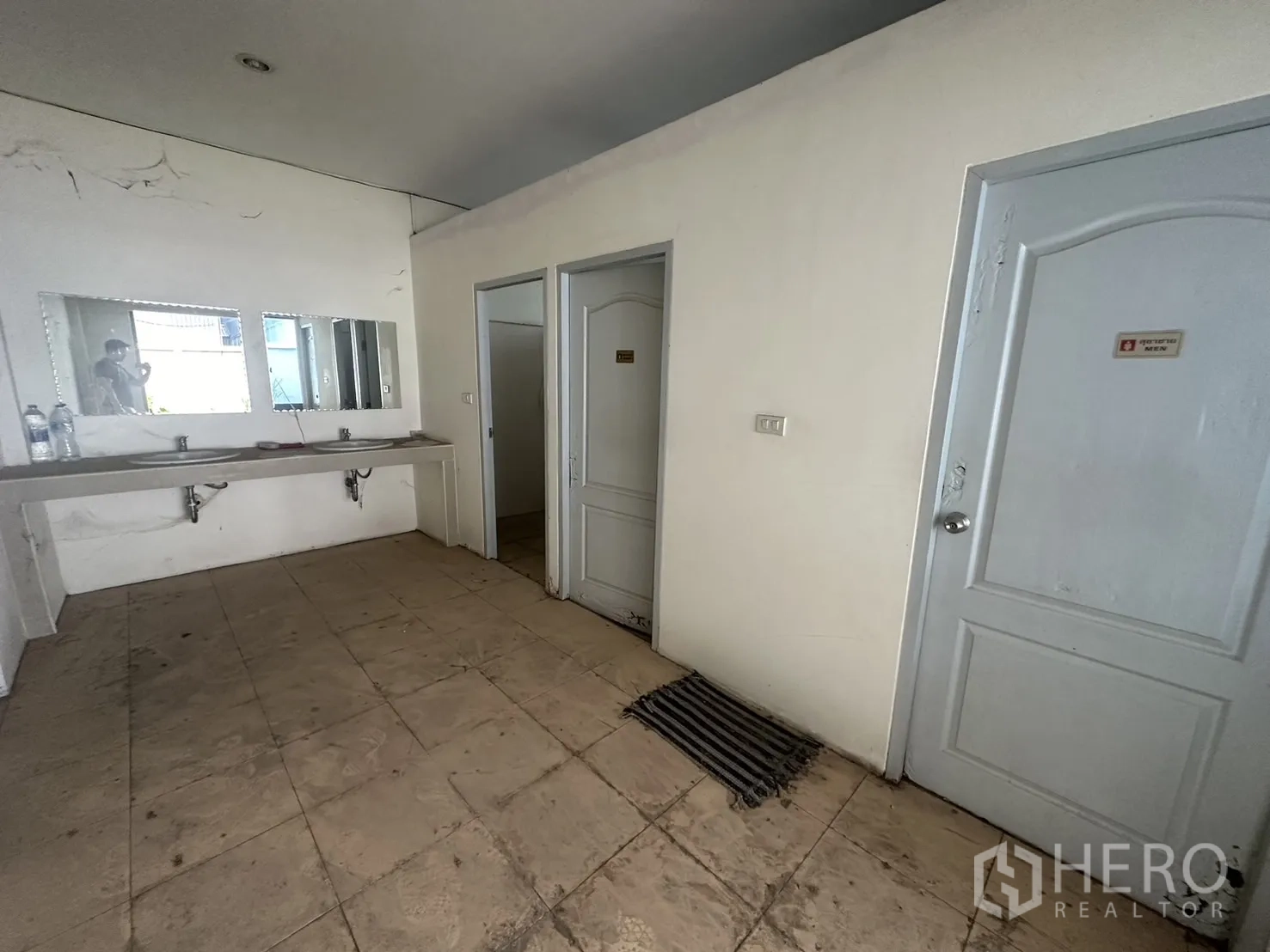 Factory for rent or sale in Prawet, Bangkok - Staff restroom area with twin sinks and separate toilet stalls.