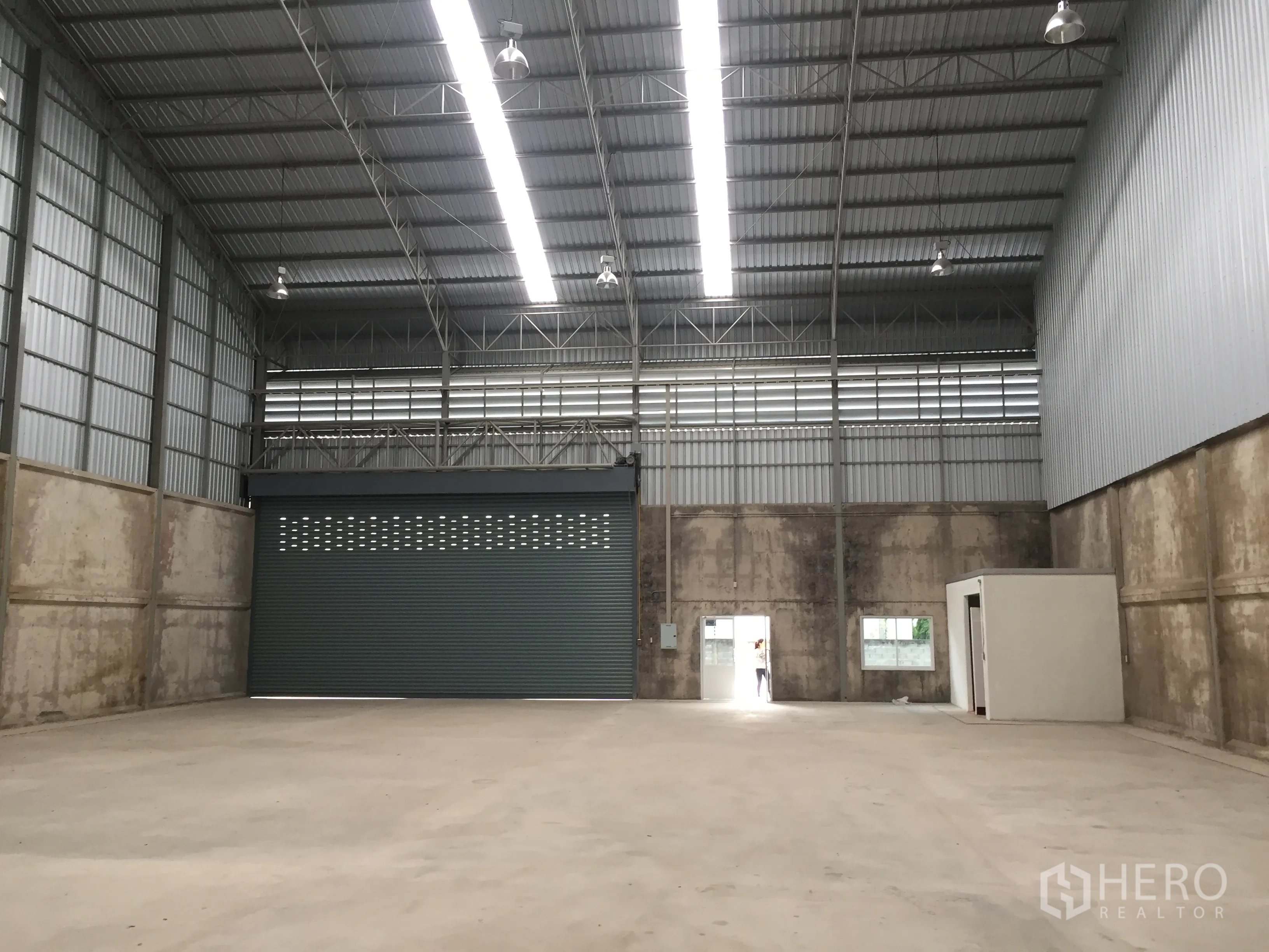 货栈 出租在Lam Luk Ka, Pathum Thani - 通透仓库空间，电动卷帘门，小型办公室与后部出入口。