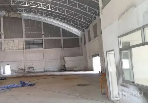 Factory for rent in Mueang Samut Prakan, Samut Prakan - Production space featuring a high arched steel roof, tall walls and side windows.