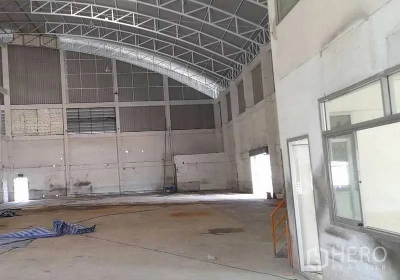 Factory for rent in Mueang Samut Prakan, Samut Prakan - Production space featuring a high arched steel roof, tall walls and side windows.