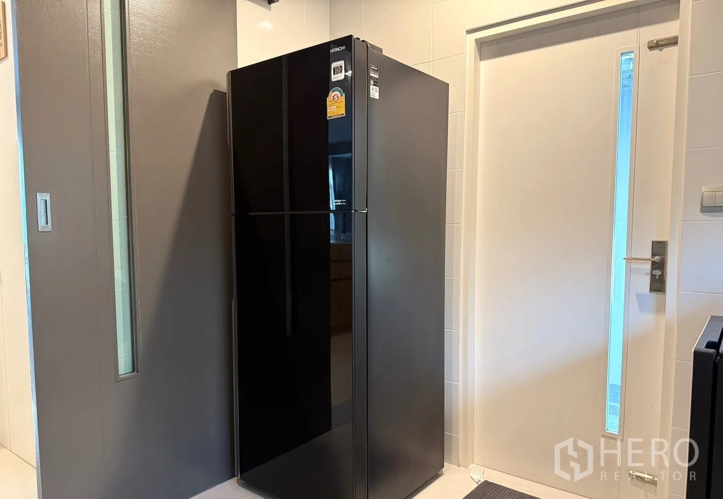 Detached House for rent in Prawet, Bangkok - Sunlit study corner with desk and cabinet by corner windows