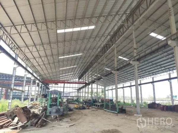 Factory for rent in Samut Sakhon - Clear-span production area with metal roof, machinery and ample floor space in Samut Sakhon.