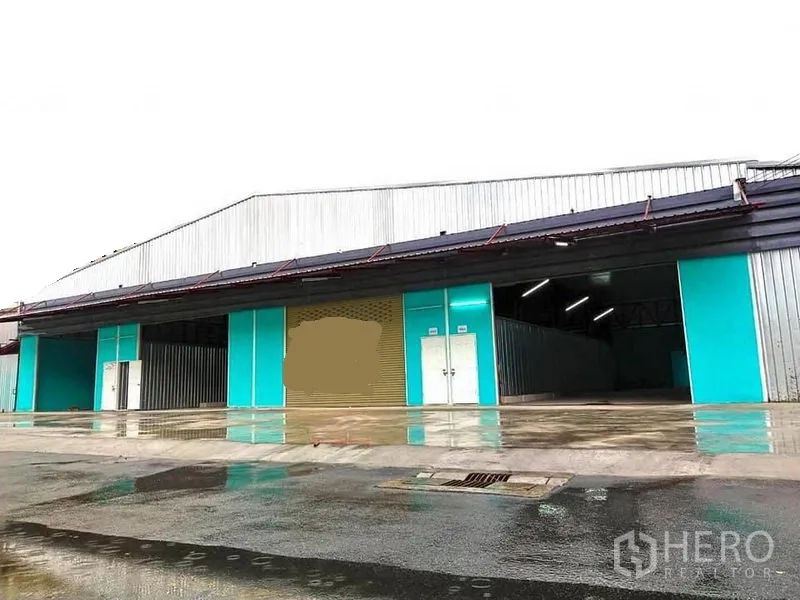 Warehouse for rent in Yan Nawa, Bangkok - Warehouse exterior with wide covered loading bays, roll-up doors and ample driveway in Yan Nawa, Bangkok.